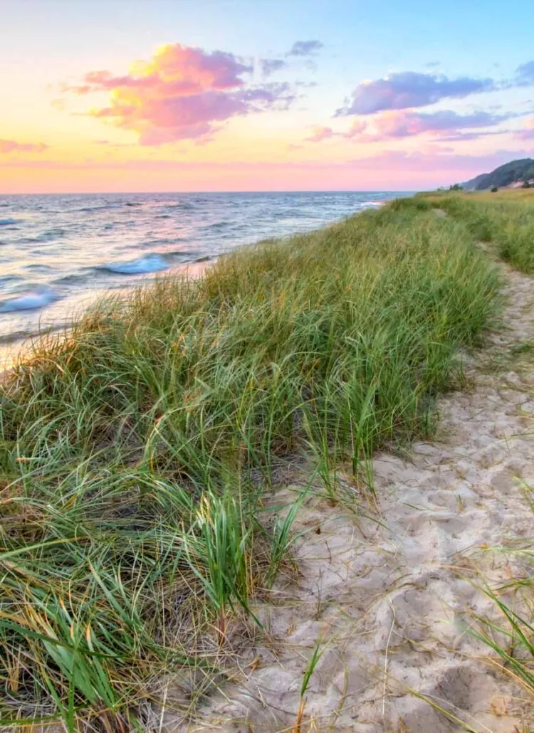 15 HONEST Pros & Cons of Living in Michigan (Let’s Talk)