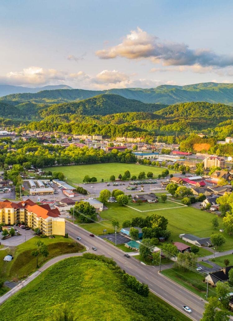 15 HONEST Pros & Cons of Living in Tennessee (Let’s Talk)
